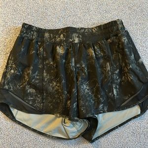 EUC lululemon hotty hot shorts size 8 tall with 4” inseam in black/grey print